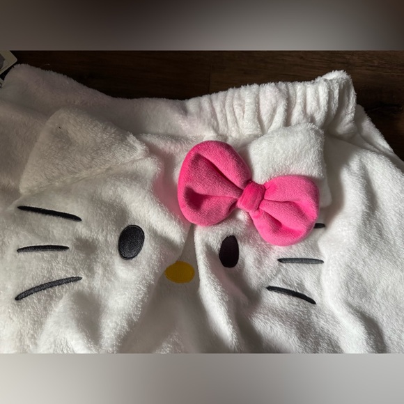 HELLO KITTY-Imported (NWT) Women's White & Pink Plush Shorts - Picture 4 of 12